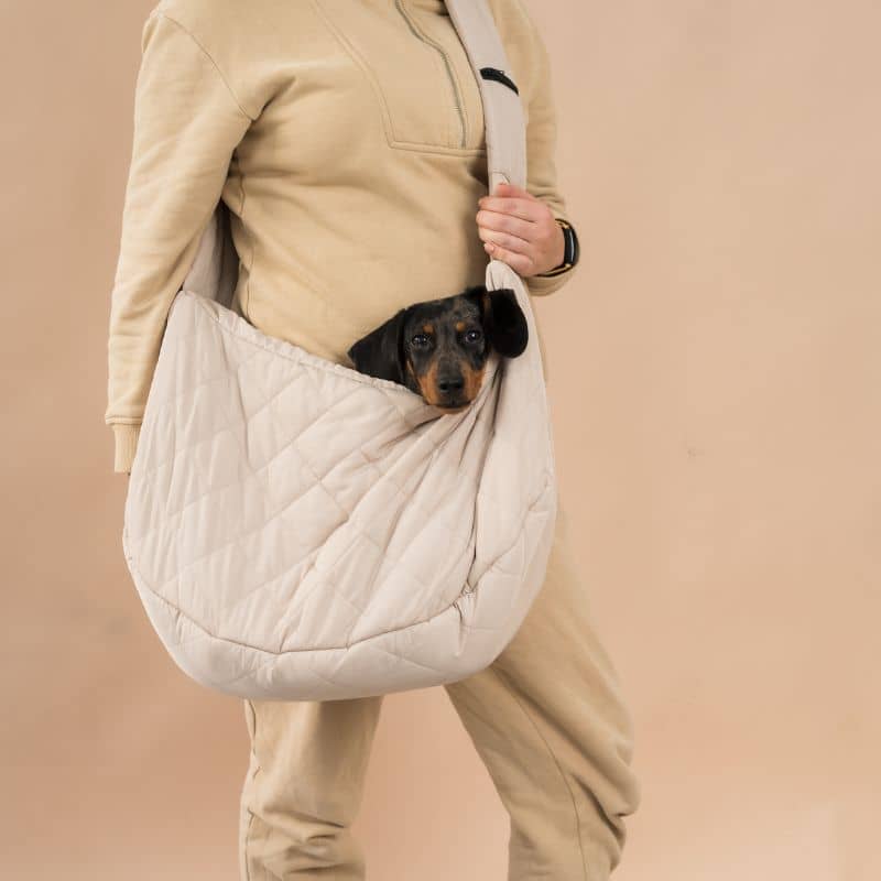 Sac de transport pour chien matelassé à porter en bandoulière en beige de Fuzzyard
