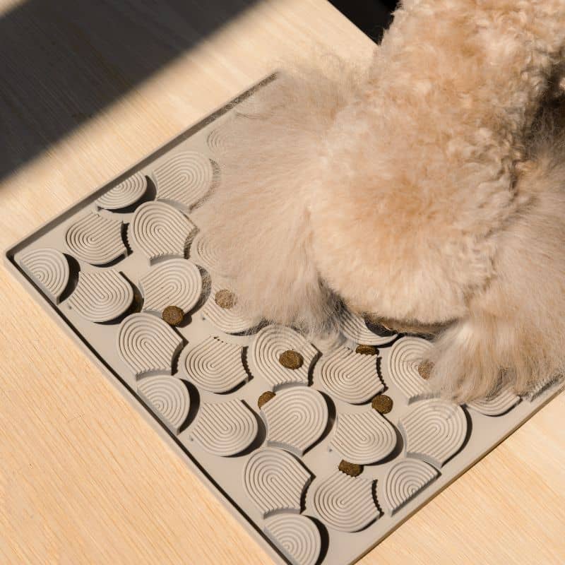 tapis de léchage et gamelle anti-glouton Hide & Treat Mat de Fuzzyard beige