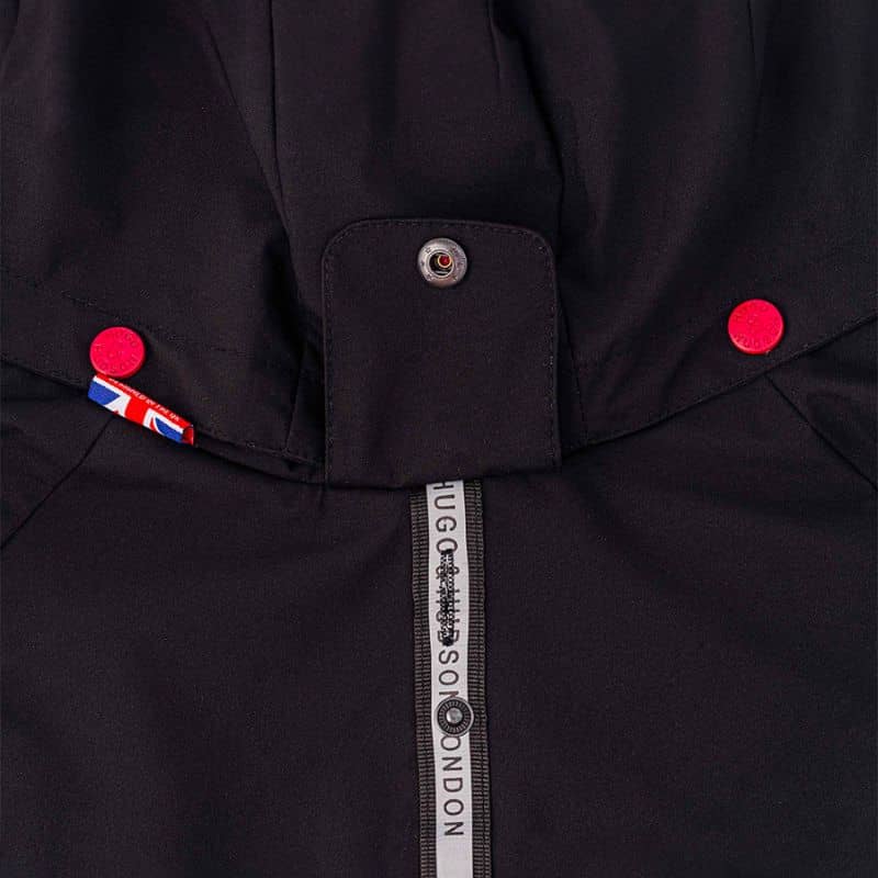 combinaison noir de protection imperméable pour chien Hugo & Hudson : protége du vent, de la pluie ou de la neige. Parfait pour les chiens à poils longs.