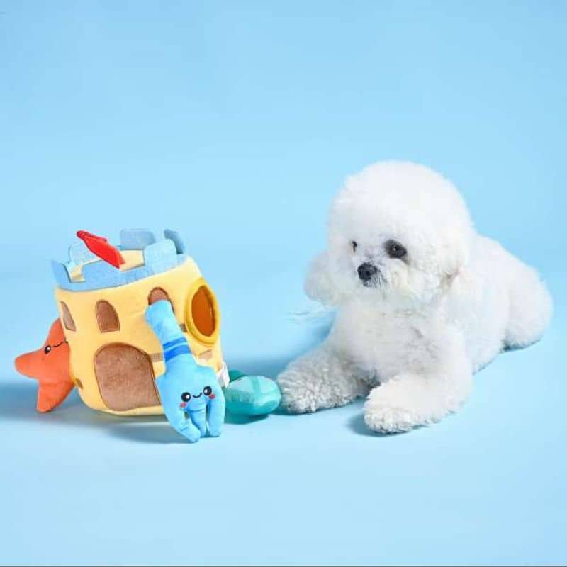 Jeu de fouille de la marque Hugsmart en forme de chateau de sable pour chien  beach Daze idéal pour dépenser mentalement son animal