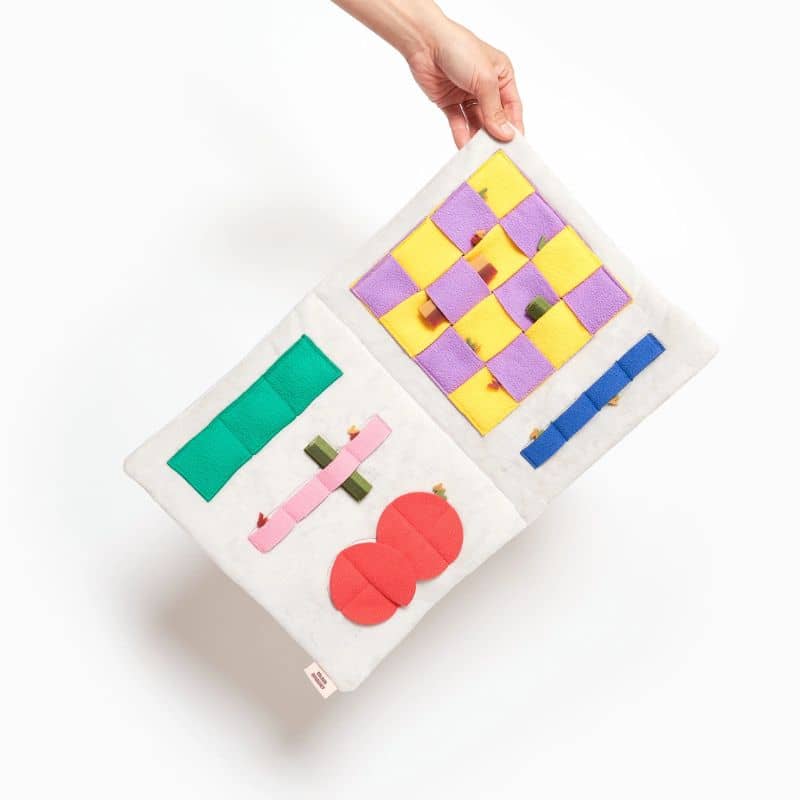 Présentation du jouet de fouille et d'occupation pour chien de The Furryolks en forme de journal avec des cachettes