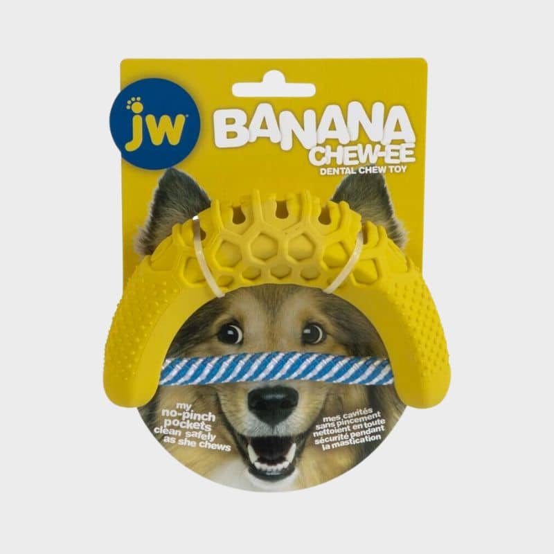 Jw Pet banana chew-ee dental chew toy est un jouet résistant à macher pour chien permettant de nettoyer les dents de votre chien en mettant du dentifrice dans les cavités 