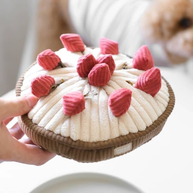 jeu d'occupation et de fouille pour chien en forme de tarte aux framboises avec 1 gros pouic pouic et 8 cachettes à friandises Berry Pie Lambwolf Collective