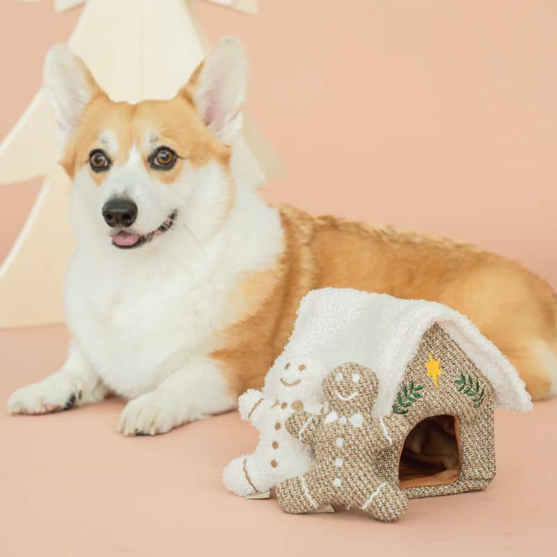 peluche de fouille pour occuper son chien en forme de maison et bonhommes en pain d'épices dans lequel cacher des friandises * Gingerbread house nosework toy Lambwolf Collective