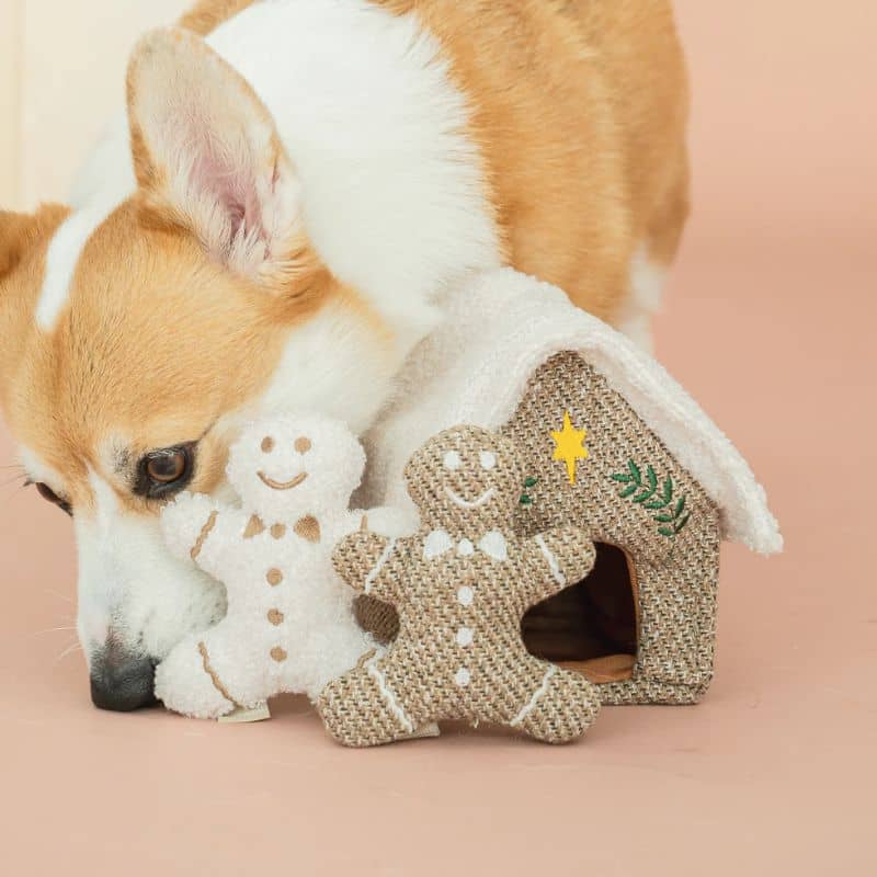 jouet interactif pour occuper son chien en forme de maison et bonhommes en pain d'épices dans lequel cacher des friandises * Gingerbread house nosework toy Lambwolf Collective