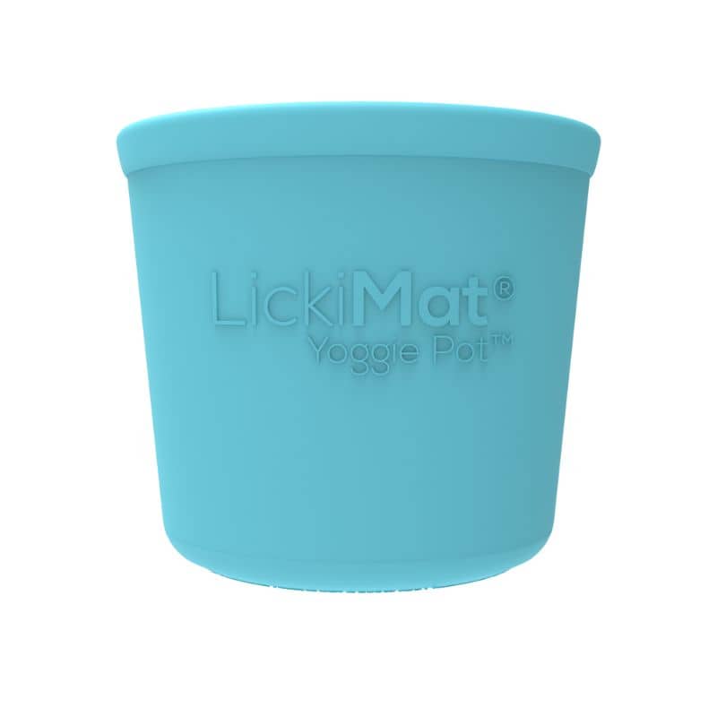 Le Yoggie Pot bleu turquoise de Lickimat est un jouet d'occupation pour chien pouvant être rempli de patée, peanut butter, yahourt ou croquettes et pouvanyt être léché