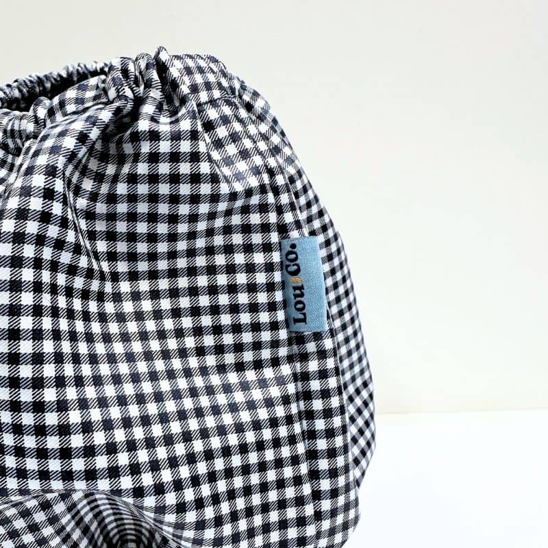 Snood pour chien pour protéger les longues oreilles de la marque Lou & Co motif damier Checkerboard waterproof