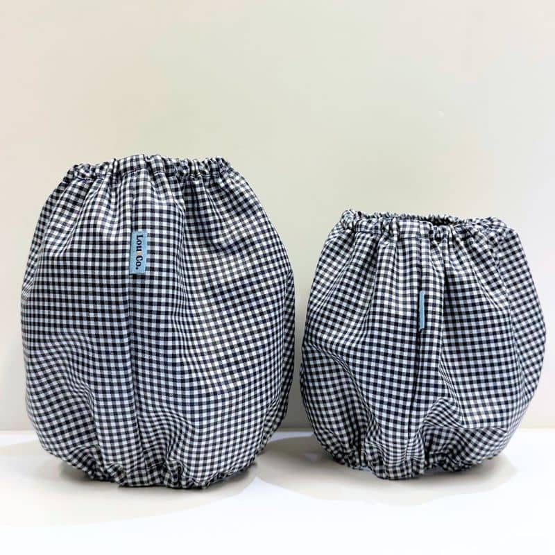 Snood pour chien pour protéger les longues oreilles de la marque Lou & Co motif damier Checkerboard