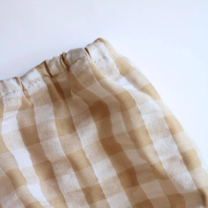 Snood pour chien en coton léger et respirant de la marque Lou & Co, pour protéger les oreilles des animaux aux oreilles tombantes comme les cocker et teckel pour eviter les otites et epillets summer paris carreaux sable et blanc
