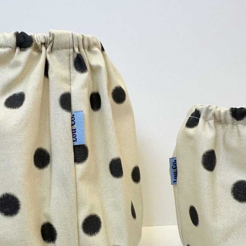Snood pour les oreilles pour chien aux oreilles tombantes Lou and Co beige avec des pois noirs