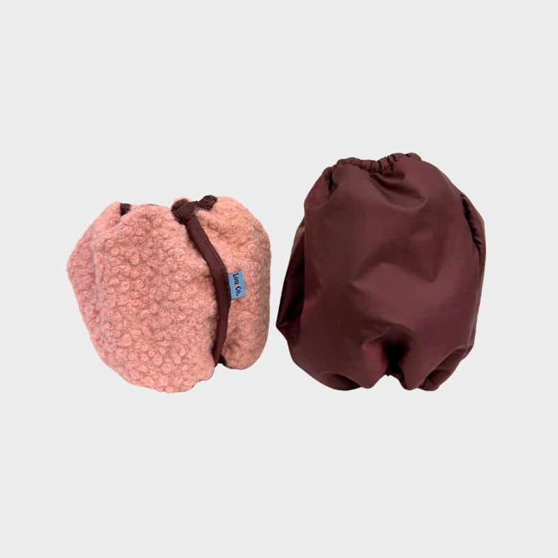 Snood fourré et waterproof pour chien de la marque Lou & Co pour tenir chaud aux oreilles et protéger des boules de glaces en hiver