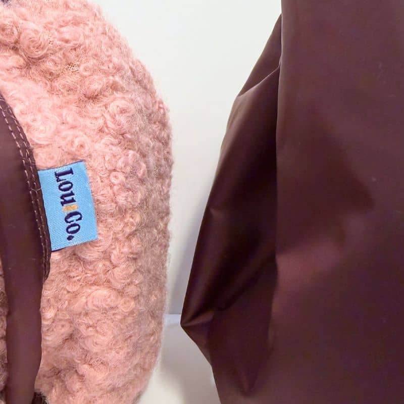Snood fourré et waterproof pour chien de la marque Lou & Co pour tenir chaud aux oreilles et protéger des boules de glaces en hiver et éviter les otites