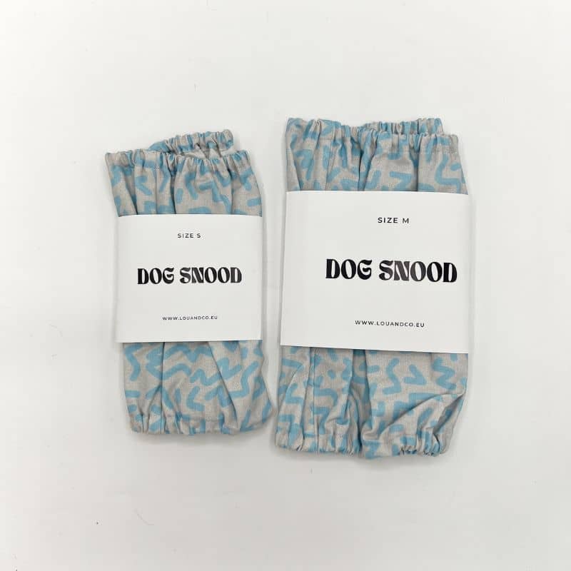 Packaging du snood pour chien en coton motif memphis bleu et gris Lou & Co - protection des longues oreilles contre les épillets et l'humidité