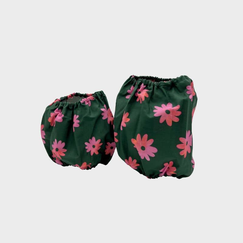 snood pour chien en coton motif fleurs rose sur vert Lou & Co - protection des longues oreilles contre les épillets et l'humidité
