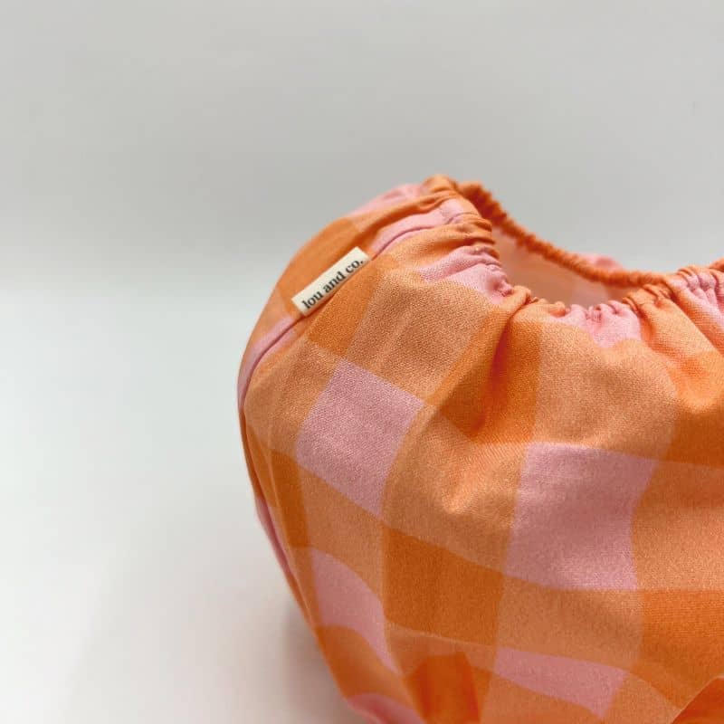 snood pour chien en coton motif vichy carreaux orange et rose Lou & Co - protection des longues oreilles contre les épillets et l'humidité