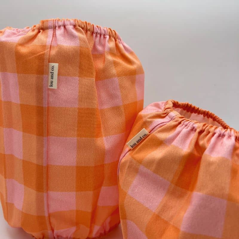 snood pour chien en coton motif vichy carreaux orange et rose Lou & Co - protection des longues oreilles contre les épillets et l'humidité