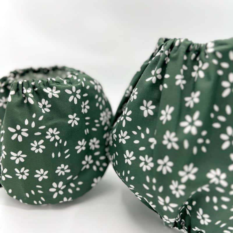 Détail du snood pour chien en coton motif fleurs blanches sur vert Lou & Co - protection des longues oreilles contre les épillets et l'humidité