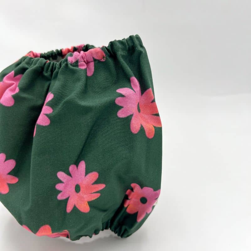 Détail du snood pour chien en coton motif fleurs rose sur vert Lou & Co - protection des longues oreilles contre les épillets et l'humidité