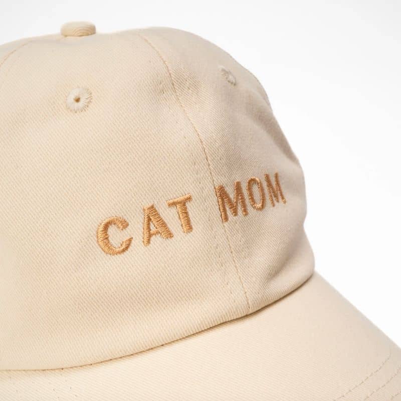 Détail broderie casquette cat mom Lucy & Co