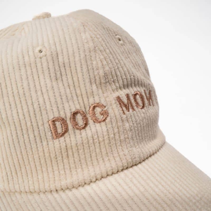 Détail de la broderie de la casquette Lucy & Co en beige brodé "dog mom"