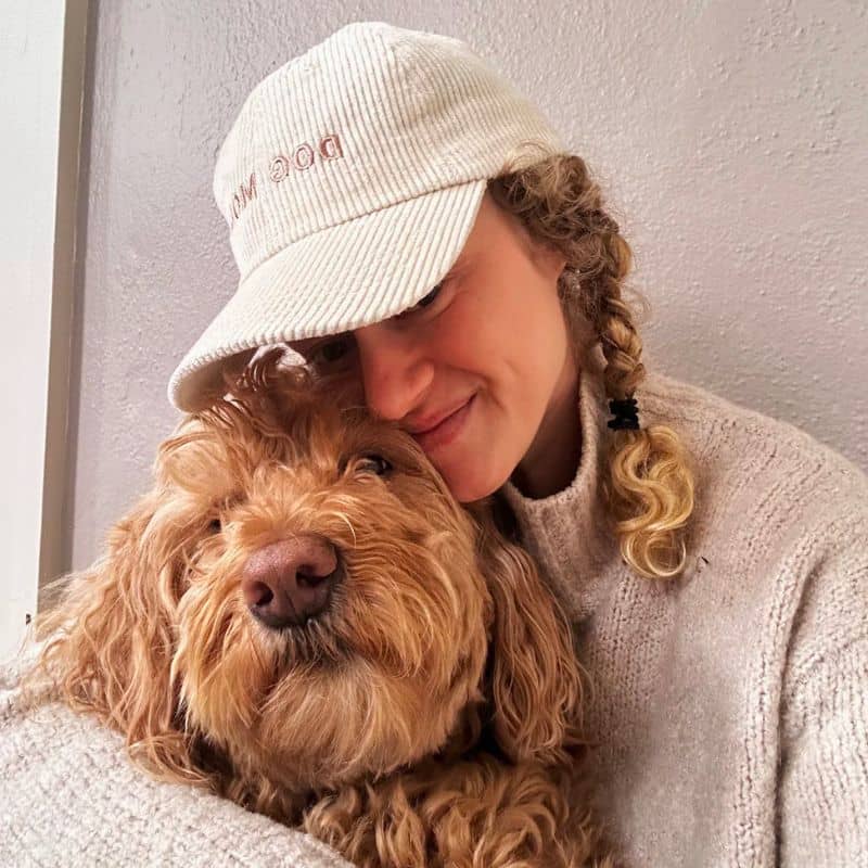 Dog mom et son chien avec casquette beige tendance avec broderie et velours côtelé