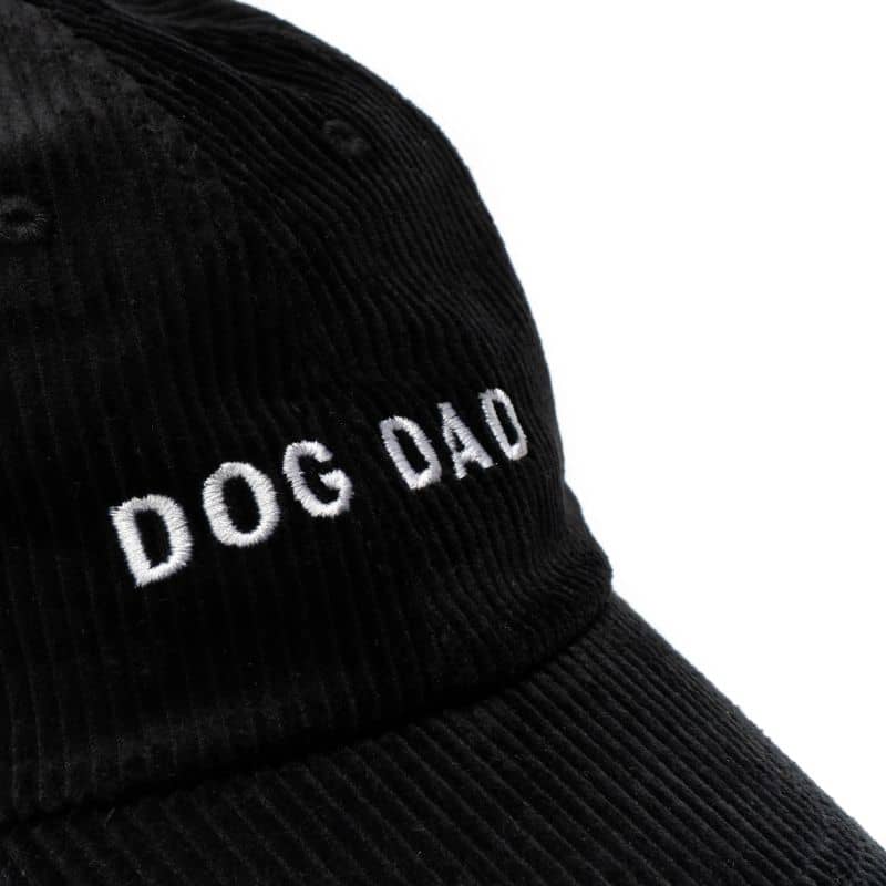Détail de la broderie de la casquette pour les maîtres de chien dog dad en noir de Lucy and co