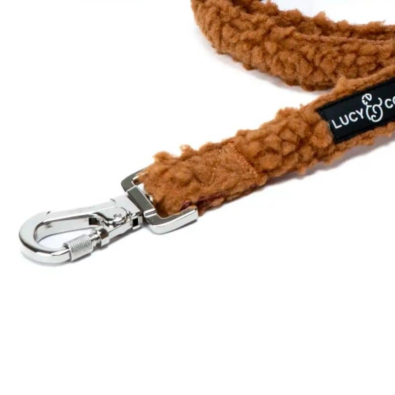 Laisse pour chien en moumoute sherpa marron avec mousqueton de sécurité cinnamon teddy par Lucy & Co