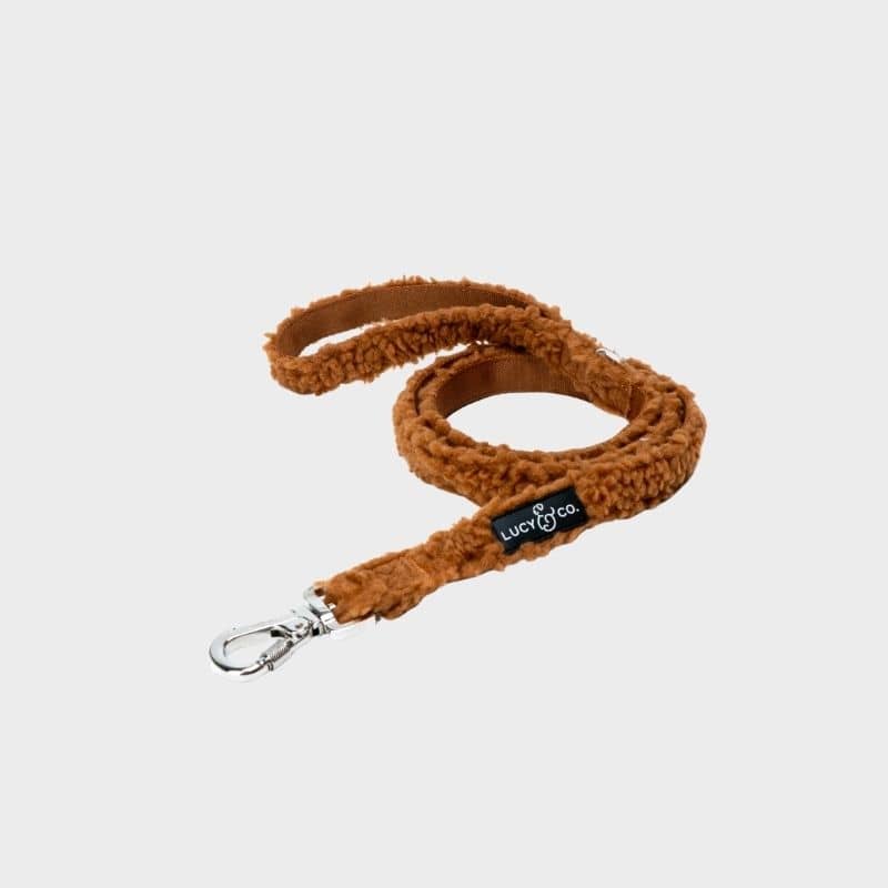 Laisse pour chien en moumoute sherpa marron avec mousqueton de sécurité cinnamon teddy par Lucy & Co