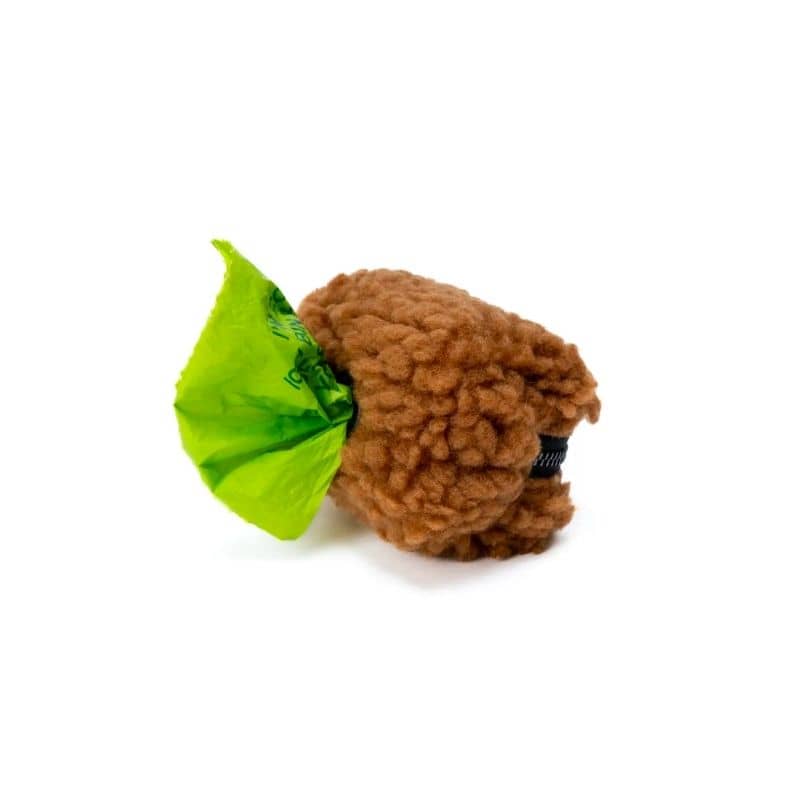 pochette en moumoute marron avec mousqueton s'accrochant à la laisse pour ne jamais manquer de sacs à déjection "cinnamon teddy poop bag" de Lucy & Co