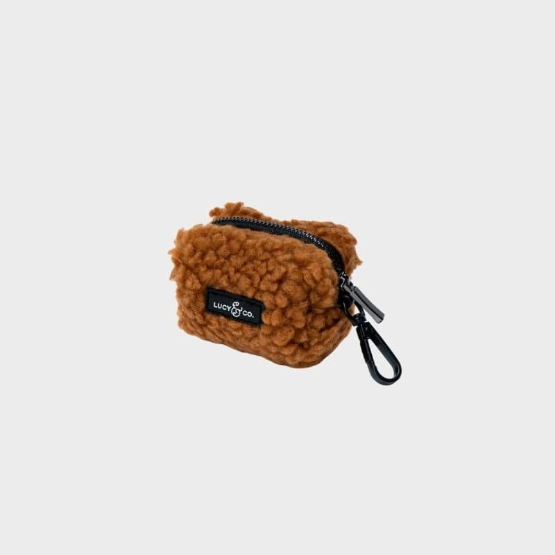 pochette en moumoute marron avec mousqueton s'accrochant à la laisse pour ne jamais manquer de sacs à déjection "cinnamon teddy poop bag" de Lucy & Co
