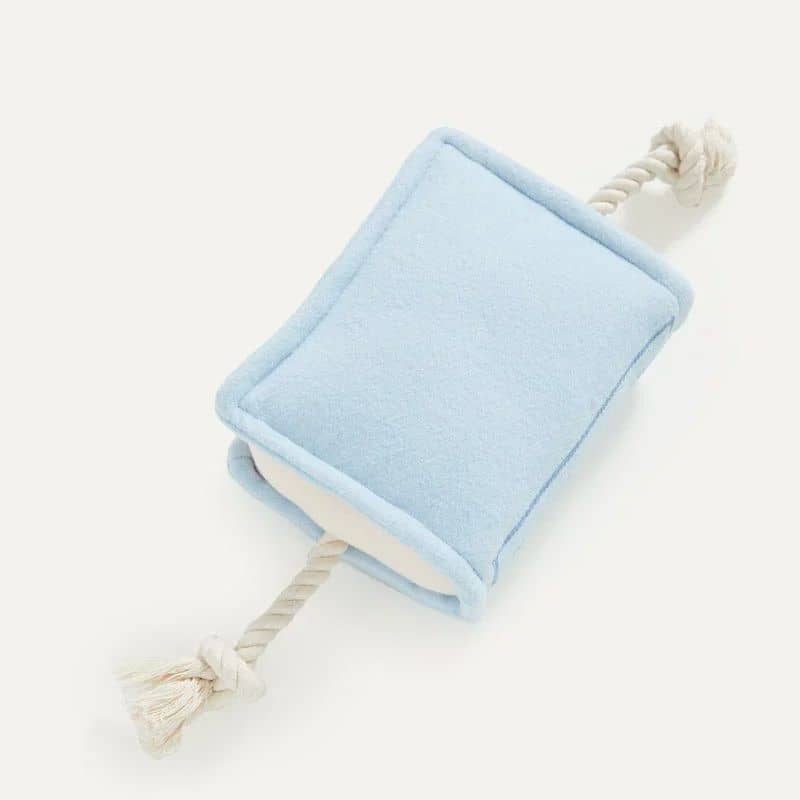 jouet peluche pour chien en forme de livre avec corde coulissante Lady Whistledown collaboration exclusive Maxbone Bridgerton