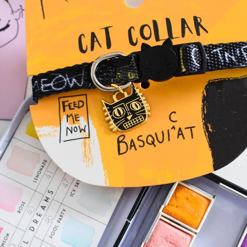 Détail de la médaille basquiat du collier pour chat de Niaski