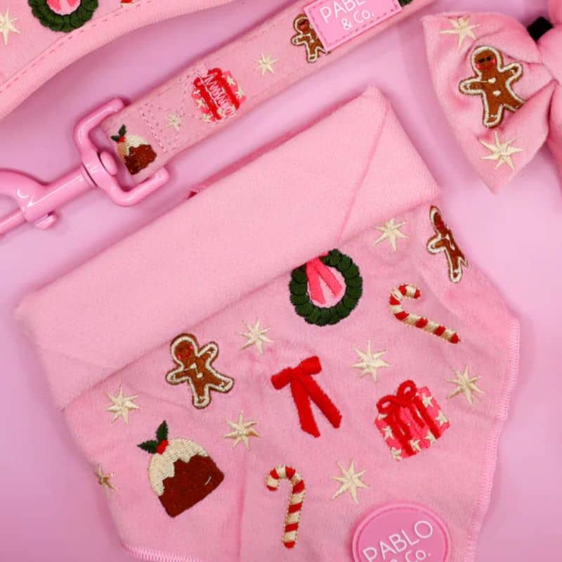 Détail du bandana de chien de Noël en velours rose avec broderies de Noël de Pablo & Co