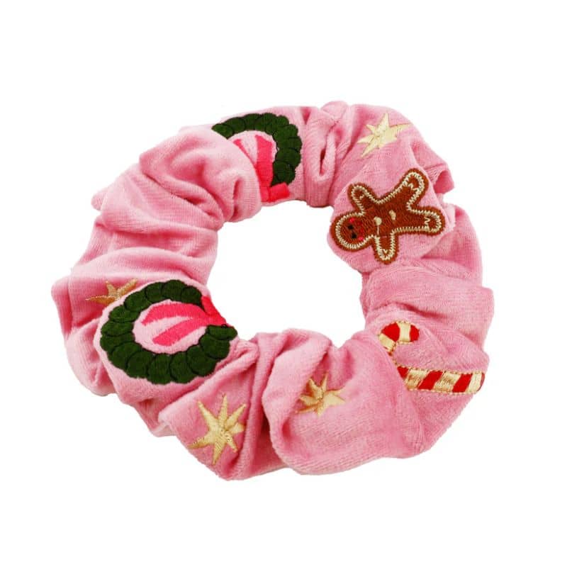 Détail du scrunchie de Pablo & Co en velours rose pour Noël