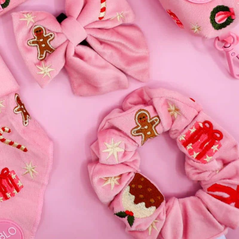 Chouchou pour cheveux de Noël en velours rose et broderies festives de Noël de Pablo & Co