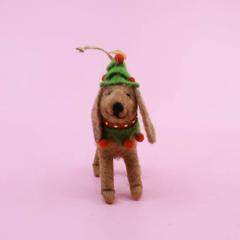 Decoration de Noël en feutre de Pablo & Co en forme de chien avec sapin de Noël