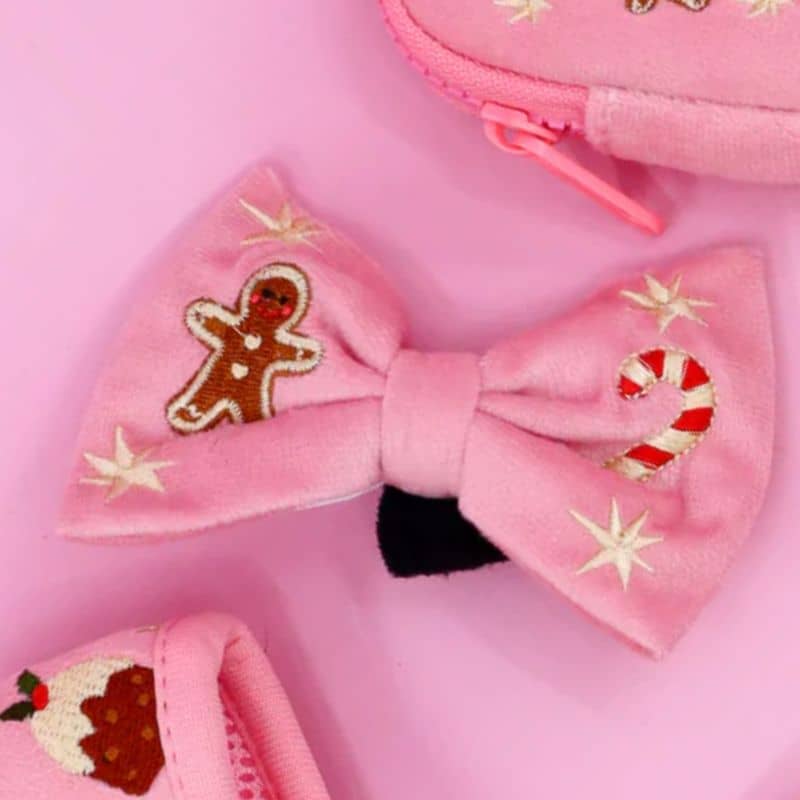 Détail du noeud papillon pour chien en velours rose de Noël avec broderie de Pablo & Co