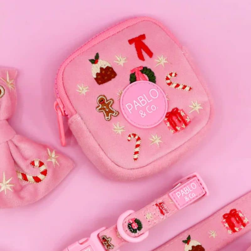 Détail de la pochette pour training treats de chien de Pablo & Co en velours rose