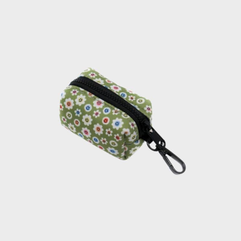 Détail distributeurs de sac à déjection canine en vert smiley flowers Pablo & co