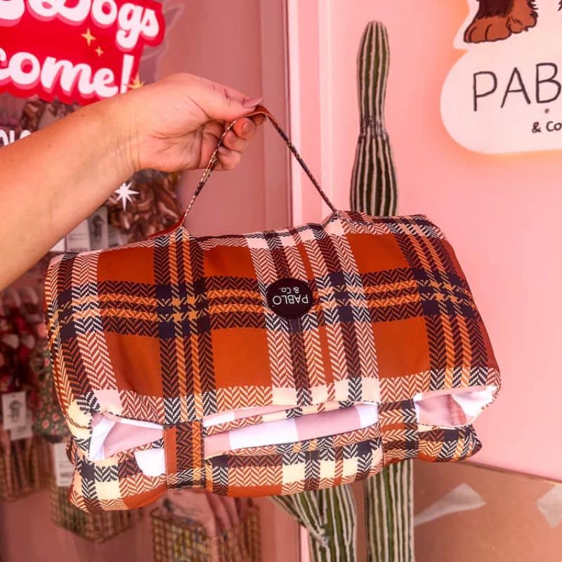 Tapis de voyage pour chien plié de la marque Pablo & Co à motif carreaux