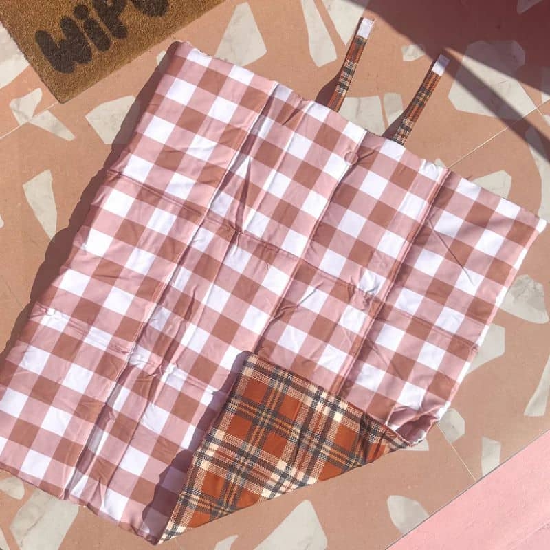 Travel mat pour chien réversible à carreaux orange et marron de la marque Pablo & co