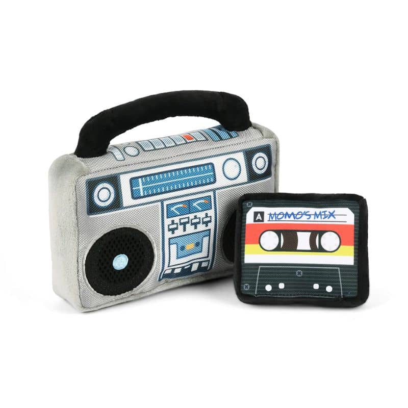 jouet peluche pour chien 2 en 1 en forme de BoomBox qui renferme une cassette qui couine et fait du bruit de papier froissé de la marque PLAY - Boop Box dans la collection 80's classic