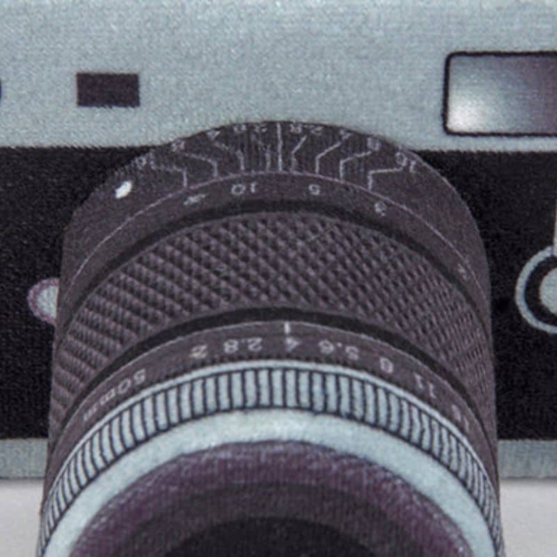 jouet peluche pour chien en forme d'appareil photo Lens Licker Camera qui couine et fait du bruit de papier froissé de la marque PLAY 