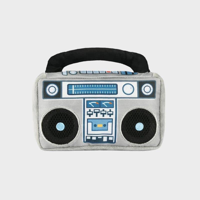 jouet peluche pour chien 2 en 1 en forme de BoomBox qui renferme une cassette qui couine et fait du bruit de papier froissé de la marque PLAY - Boop Box dans la collection 80's classic