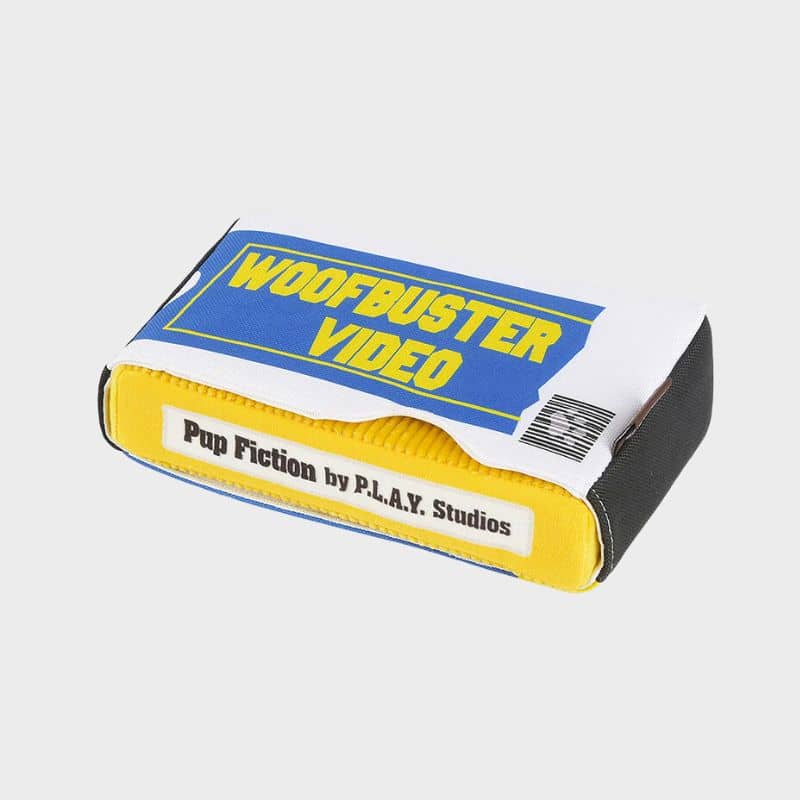jouet peluche pour chien 2 en 1 en forme de cassette VHS qui couine et fait du bruit de papier froissé de la marque PLAY - Woofbuster Video dans la collection 90's classic