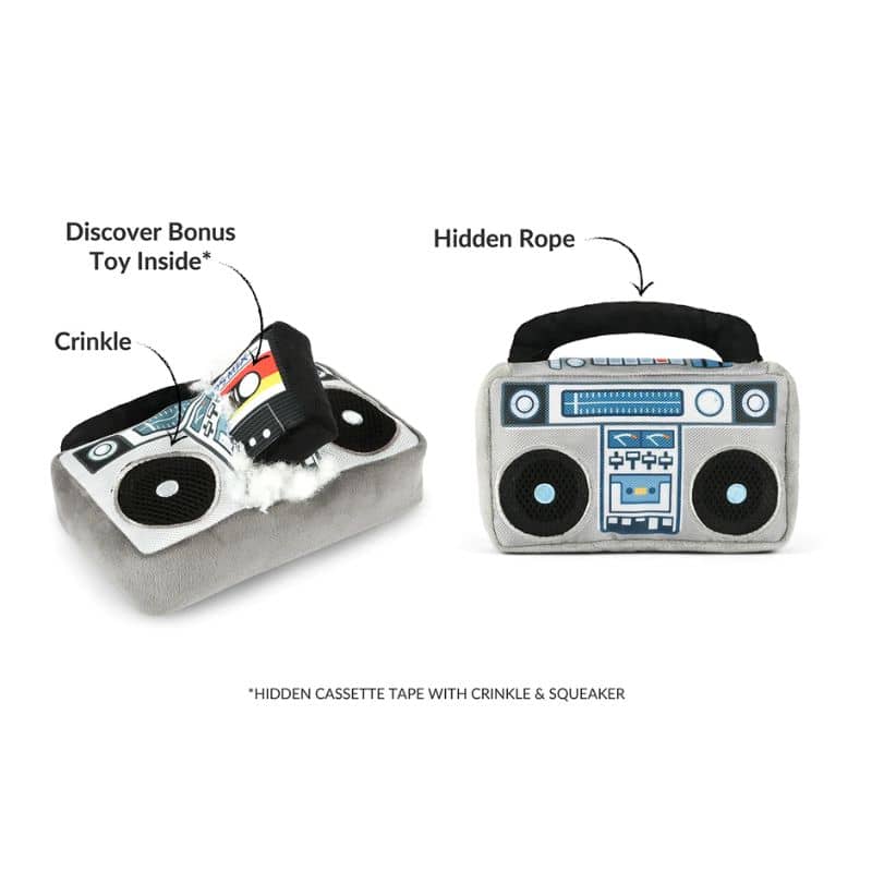 jouet peluche pour chien 2 en 1 en forme de BoomBox qui renferme une cassette qui couine et fait du bruit de papier froissé de la marque PLAY - Boop Box dans la collection 80's classic
