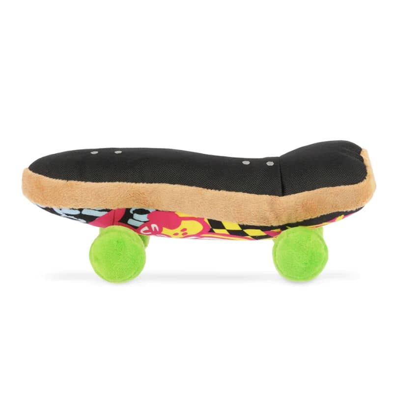 jouet peluche pour chien en forme de skateboard qui couine et fait du bruit de papier froissé de la marque PLAY - Kickflippin' K9 dans la collection 90's classic