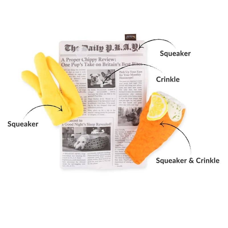 Jouet peluche pour chien en forme de fish & chips composé d’un journal, d’une frite et d’un poisson qui couinent et font un bruit de papier froissé - Chippy Chews Internation classic street food edition Play
