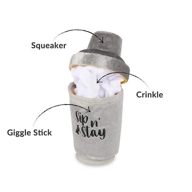 jouet peluche pour chien avec couineur en forme de shaker à cocktail - Dogtail Shaker de la collection Barktender de Play