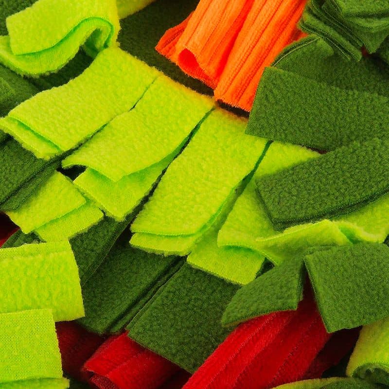 détail du tapis de fouille et d'occupation en forme de sapin de noel de la marque PLAY idéal pour occuper et stimuler le chien grâce à la recherche de friandises faisant travailler son flair